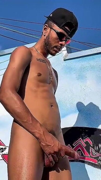 Tuxedo lângă piscină cu baie de ulei hidratează pika