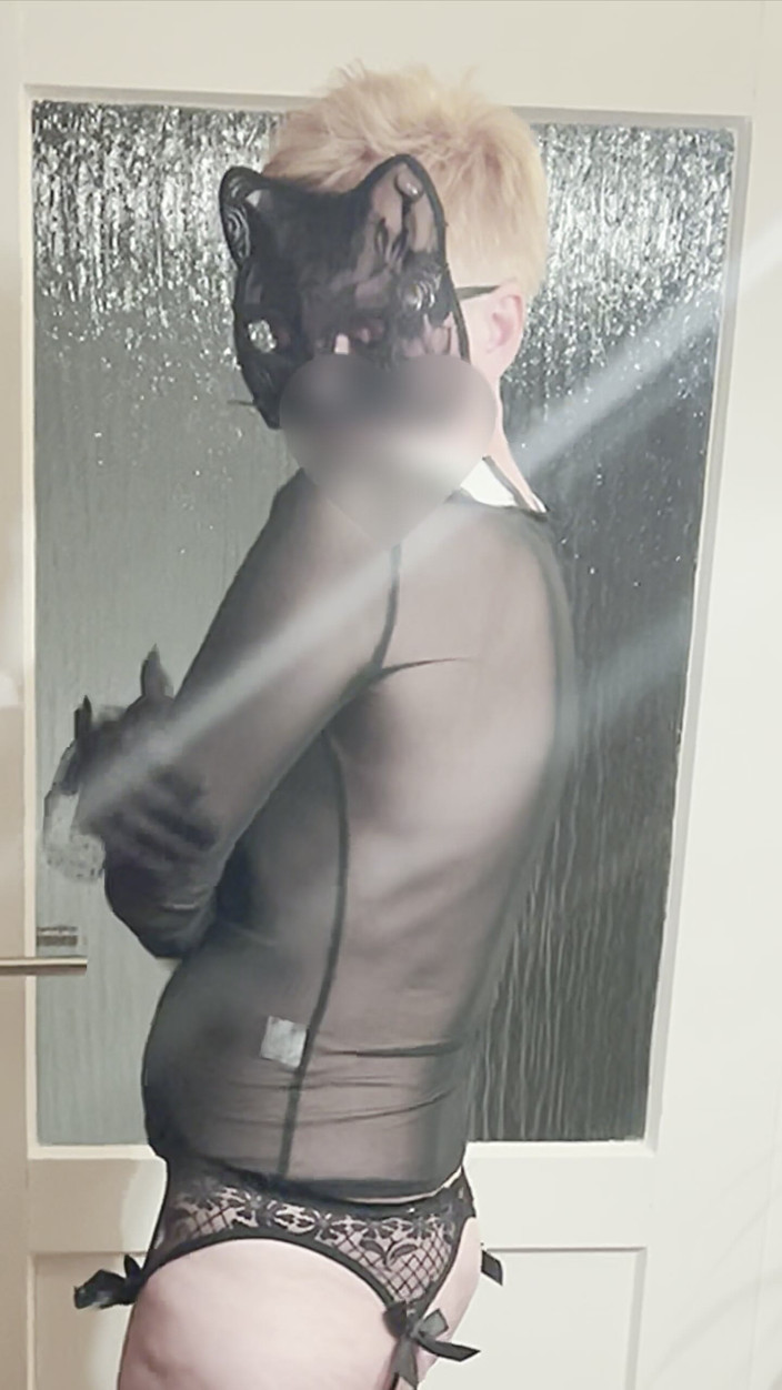 SashMash: Istriku dengan topeng kucing menggodaku