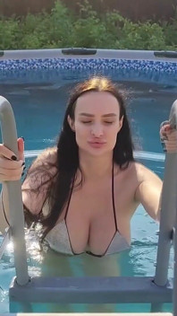 De adem onder water vasthouden in het zwembad, masturbatie en een orgasme