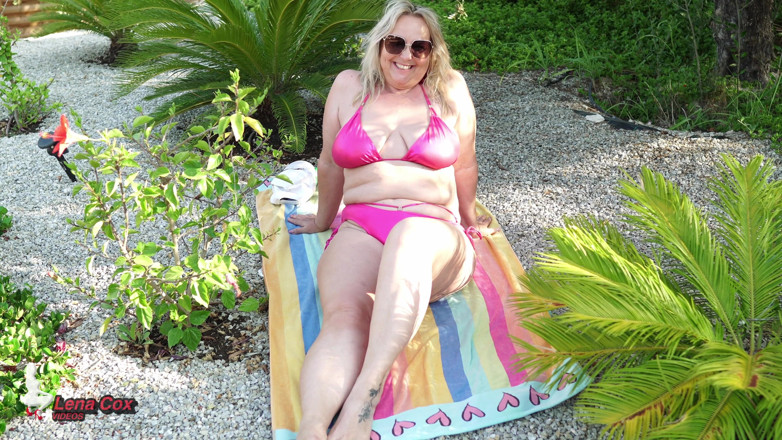 Lena Cox: Lena Cox Bikini Tryska - Masturbacja na zewnątrz i Głęboka Zabawa...