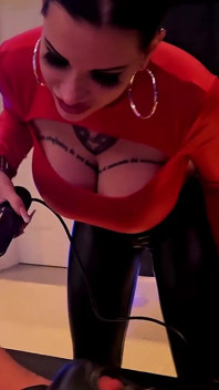 Miss Alessa Milano Auf Der Streckbank