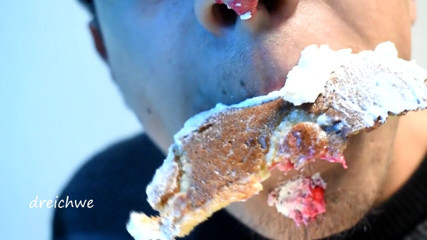 Dreichwe: Eating cake with his mouth
