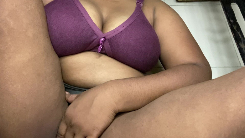 Angoori: Ragazza sexy molto carina che si sgrilletta la figa mms