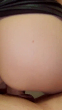 Une petite blonde en jupe toute menue reçoit une éjaculation sur le cul