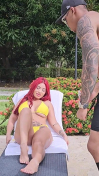 Atendan Kolam Memberikan Bosnya Yang Berambut Merah Blowjob Di Luar Rumah - Brandon Cruz & Alejandra Palacios