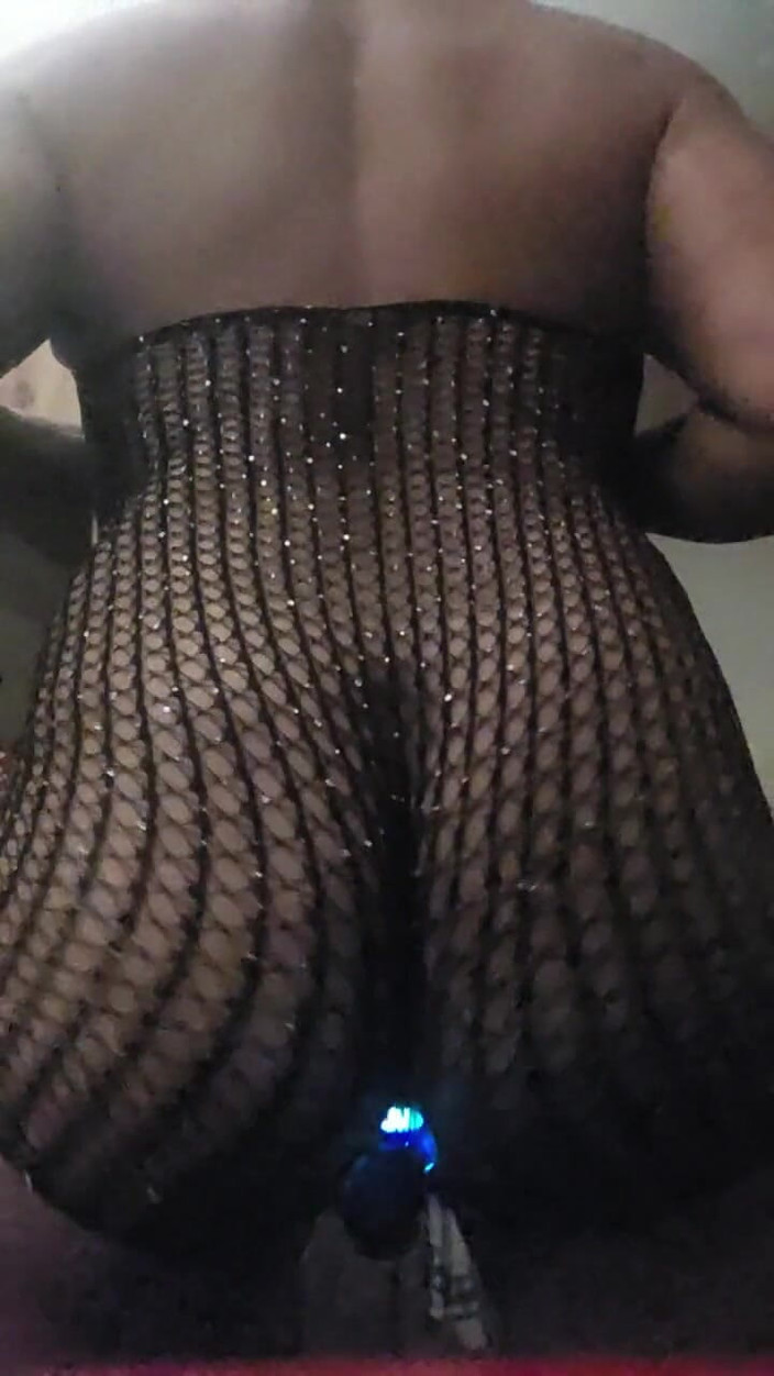 KNKY Bee: Twerking con l'anale in lingerie a rete e plug led