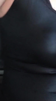 Cewek sange ini lagi asik masturbasi memeknya di balkon sambil ngusap sperma hangatnya