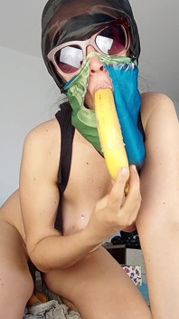 Die Sexy Brünette Lutscht Die Banane.