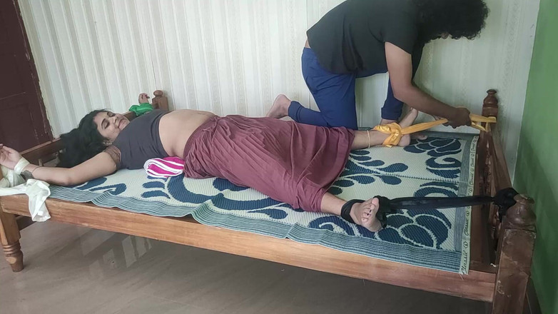 Vaigavarun45: BDSM ruce a nohy svázané na obou koncích postele čokoláda jíst...