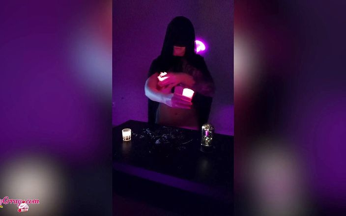 Katty Grray: Gehuld schatje masturbeert op Halloween-avond