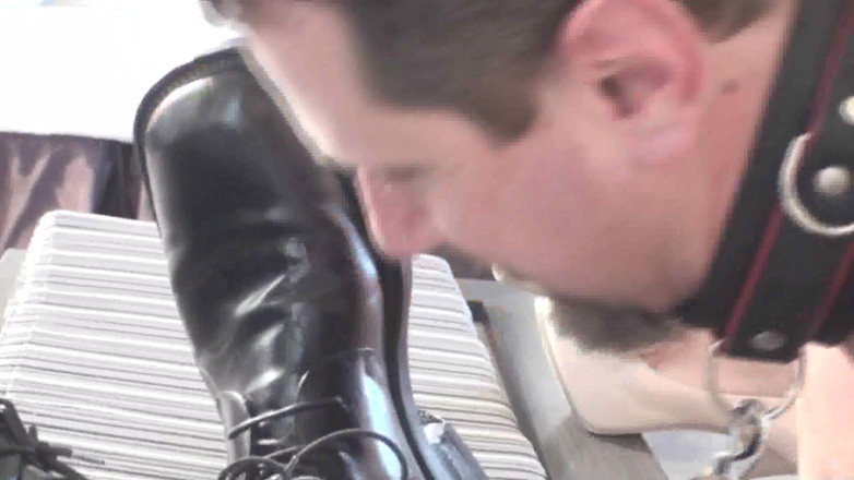 Foot Girls: Schuhe lecken, um glänzend zu sein