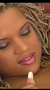 큰 흑인 자지를 빨고 후배위 스타일에 따먹히는 비키니 입은 겸둥이 흑인 십대