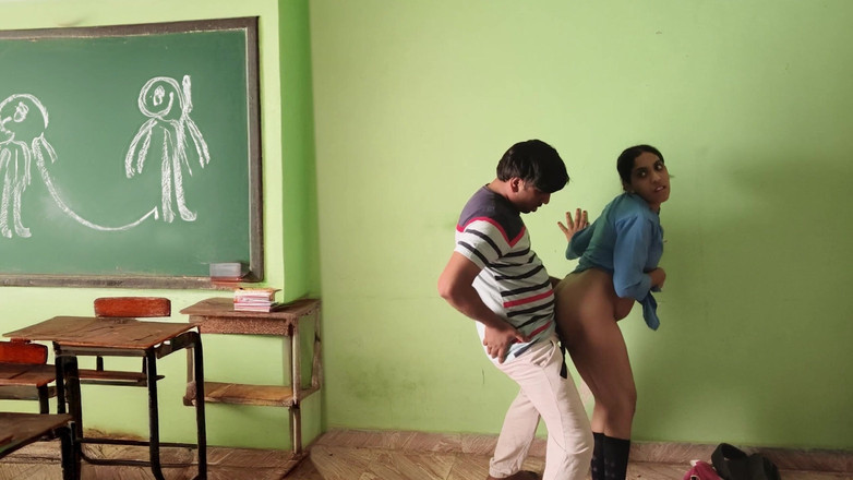 Bobbypranav: Des étudiants desi baisent dans la salle de classe