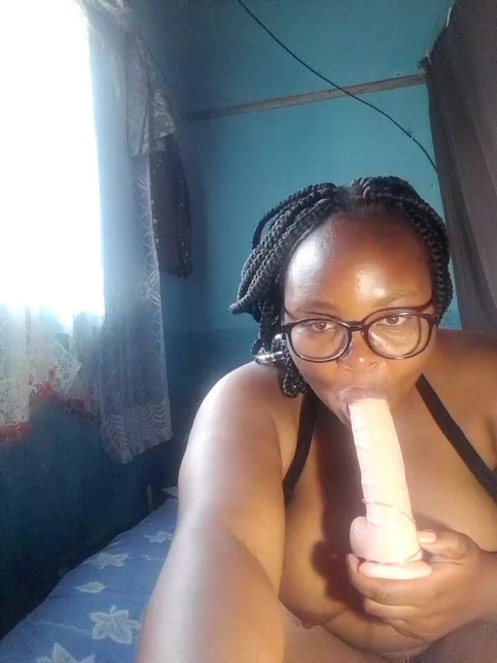 Mahali: Ik neuk mezelf met mijn lange dildo deel 1