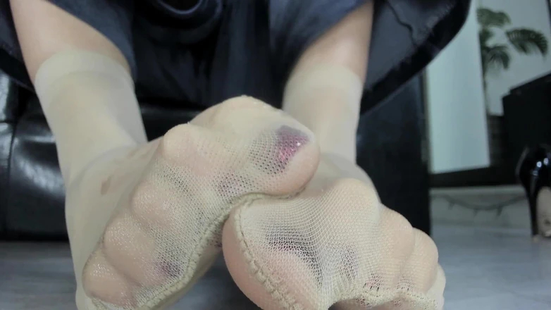 Feet lady: 나일론에 침 뱉기