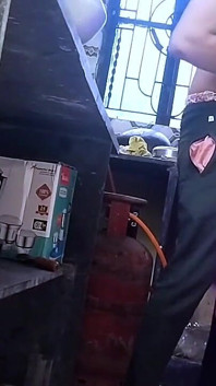 Semasa Bhabi bekerja di dapur, Devar datang dan memakainya ke atas keempat-empatnya dan mengongkeknya