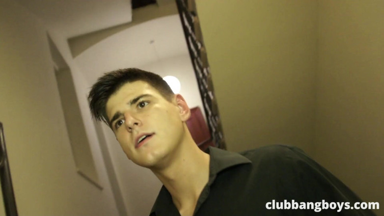 Club Bang Boys: Scopa quel giovane buco senza preservativo