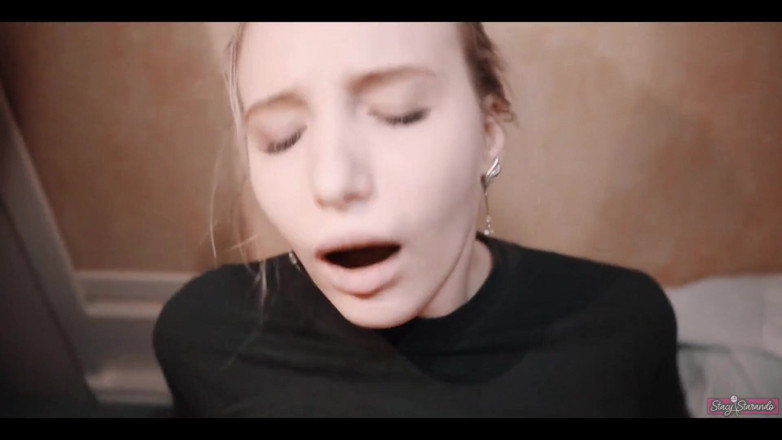 Stacy Starando: Fata de călătorie seduce un străin în tren și lasă-l să o...
