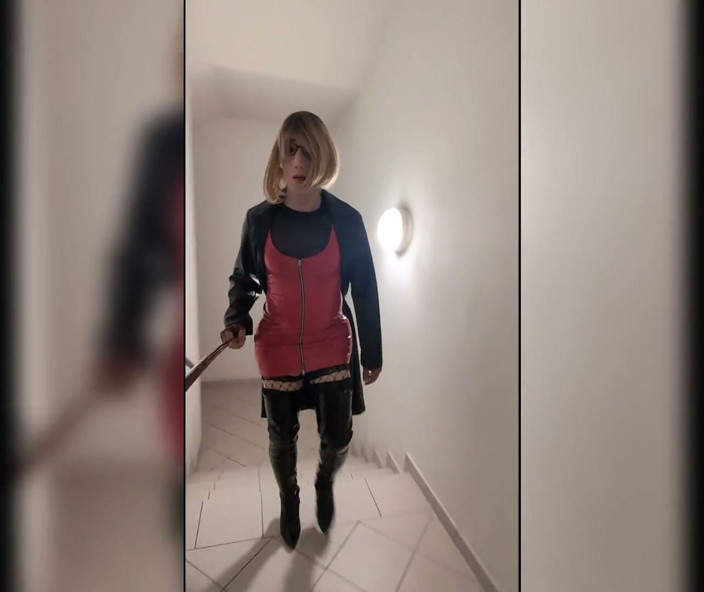 Chatuser: Walk in Parking House, Blonde in Overknee Boots, Red Pvc...
