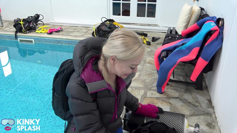 UKCuteGirl Lucy Lauren: Scuba Ritiro parte 1: sigillato in neoprene e che implora per...