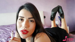 Smokin Fetish: 침대에서 담배를 피우는 Petra