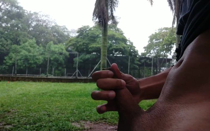Lekexib: Masturbación con la mano en el parque - 2