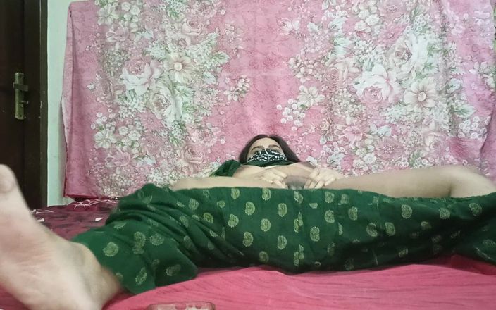 Sairaxsaim: Cô gái Pakistan solo Sairaxsaim móc cua âm hộ ướt át một mình ở...
