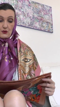 Noile ejaculare în satin ale mătușii vitrege te excită! Doamna Victoria Valente