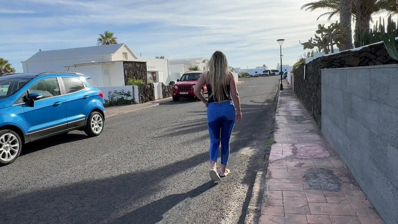 Emma Voyeur: Girl Wets Her Jeans on the Street