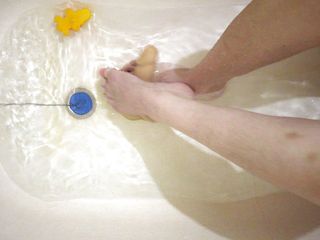 Hairy pussy angel: Sexy benen in bad, voetenbeurt en aftrekken