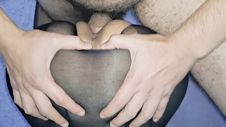 MynameisJuly: Saya meletakkan jiran saya semua berempat untuk mengongkek pantat cantiknya.