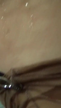 O vibrador brinca enquanto toma banho de meia-calça