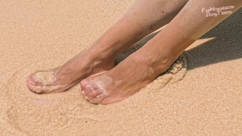 Shiny teens: 906 해변에서 반짝이는 팬티 스타킹