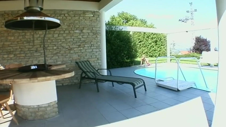 Cruel Media TV: Helena dan 3 cowok dan 1 cowok lagi asik di muka