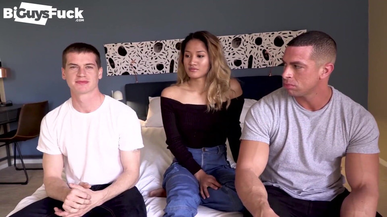 Bi Guys Fuck: Jock zakar besar dengan 9+ inci mengongkek punggung besar sean Costin...