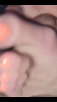 Moje děvka manželka mě přinutí stříkat nohama