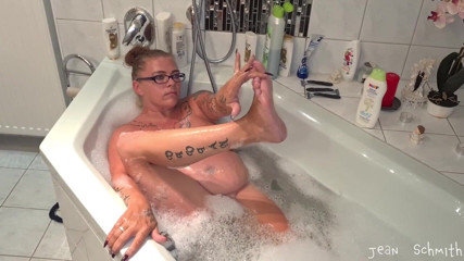 Jean Schmith: Bathing during livecam show