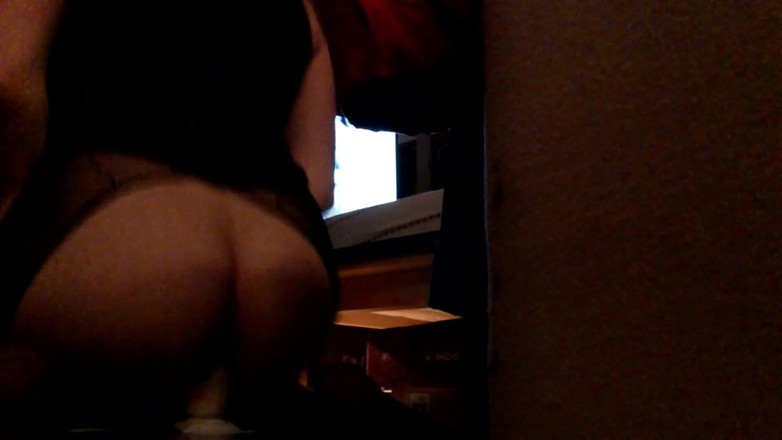 Joslin: Sissy joslin nimmt dildo in den arsch