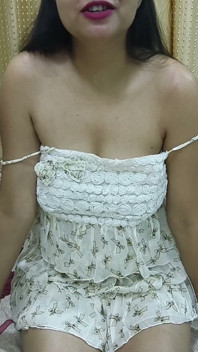 Fata indiană Saara se întâlnește pentru prima dată cu iubitul, îl seduce, îi arată țâțele mari futându-se cu degetul în pizdă foarte excitată în hindi
