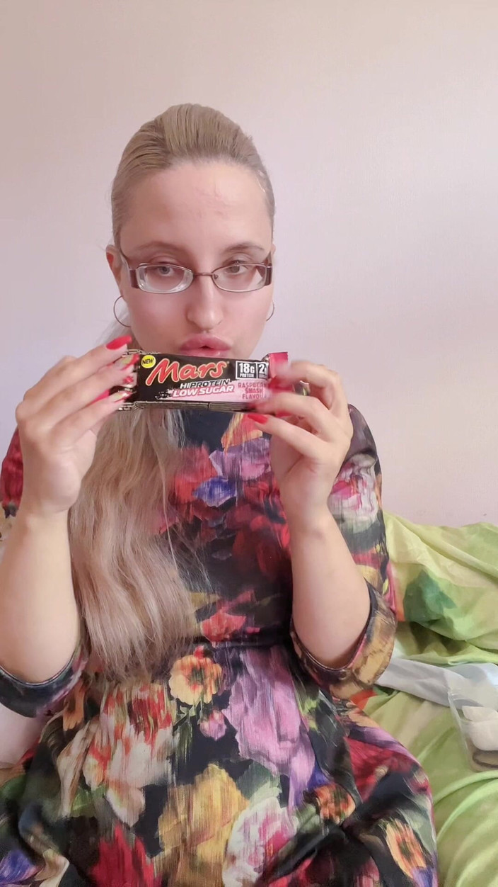 FinDom Goaldigger: Asmr Makan Protein Bar No Sugar