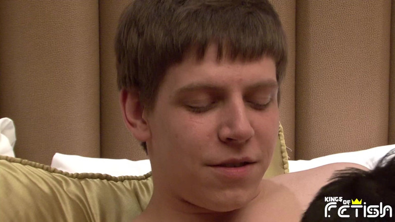 Gay Diaries: Tetovaný twink kouří svého milence velkého ptáka do hotelového pokoje