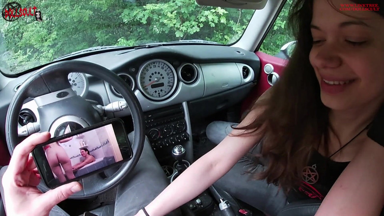 Dolls Cult: 車の中で手コキしながら彼女のおっぱいを触りながら