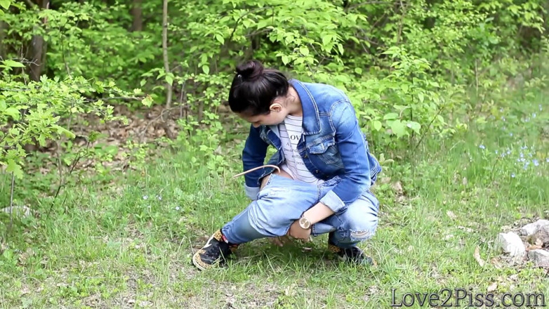 Love 2 Piss: Semua alami - ingrid kencing dan menyeka dirinya sendiri dengan daun,...