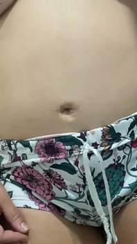 Latina paffuta prende in giro nella doccia con il suo culo grosso e le sue grandi tette insaponate