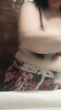 Macocha, 57 lat, z dużymi naturalnymi piersiami, prasuje ubrania i ma tajną rozmowę wideo ze swoim pasierbem