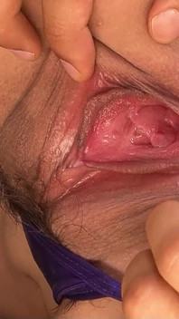 Arrapata teen asiatica magra sorpresa a masturbarsi con il fratellastro