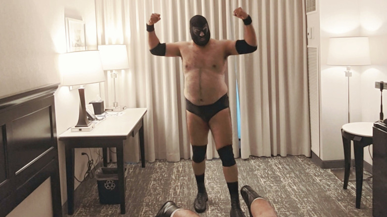 Punchbagplz: Bearops übernimmt wrestling-rollenspiel im hotelzimmer