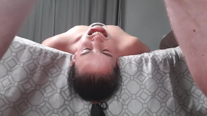 domslutfucker: Девушка пьет мочу вверх ногами с втягивающим губы