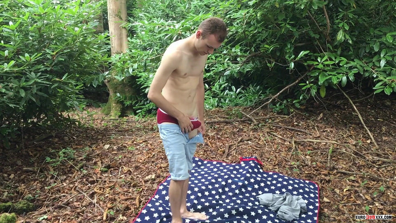 Euro boy xxx: Tar leksaker till skogen