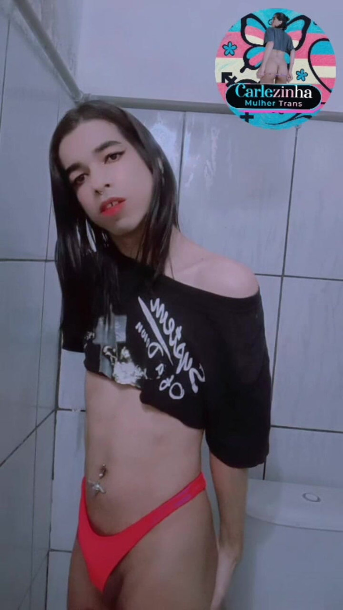 Srta. Carla: 卡莱津哈——穿着内裤的美丽荡妇，藏在纤细柔软的阴茎里，玩弄着年轻的阴茎荡妇卡拉